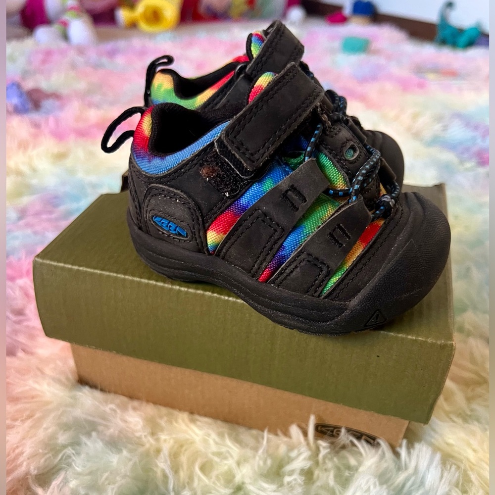 Baby Keen shoes. Size 4. Black and rainbow color.